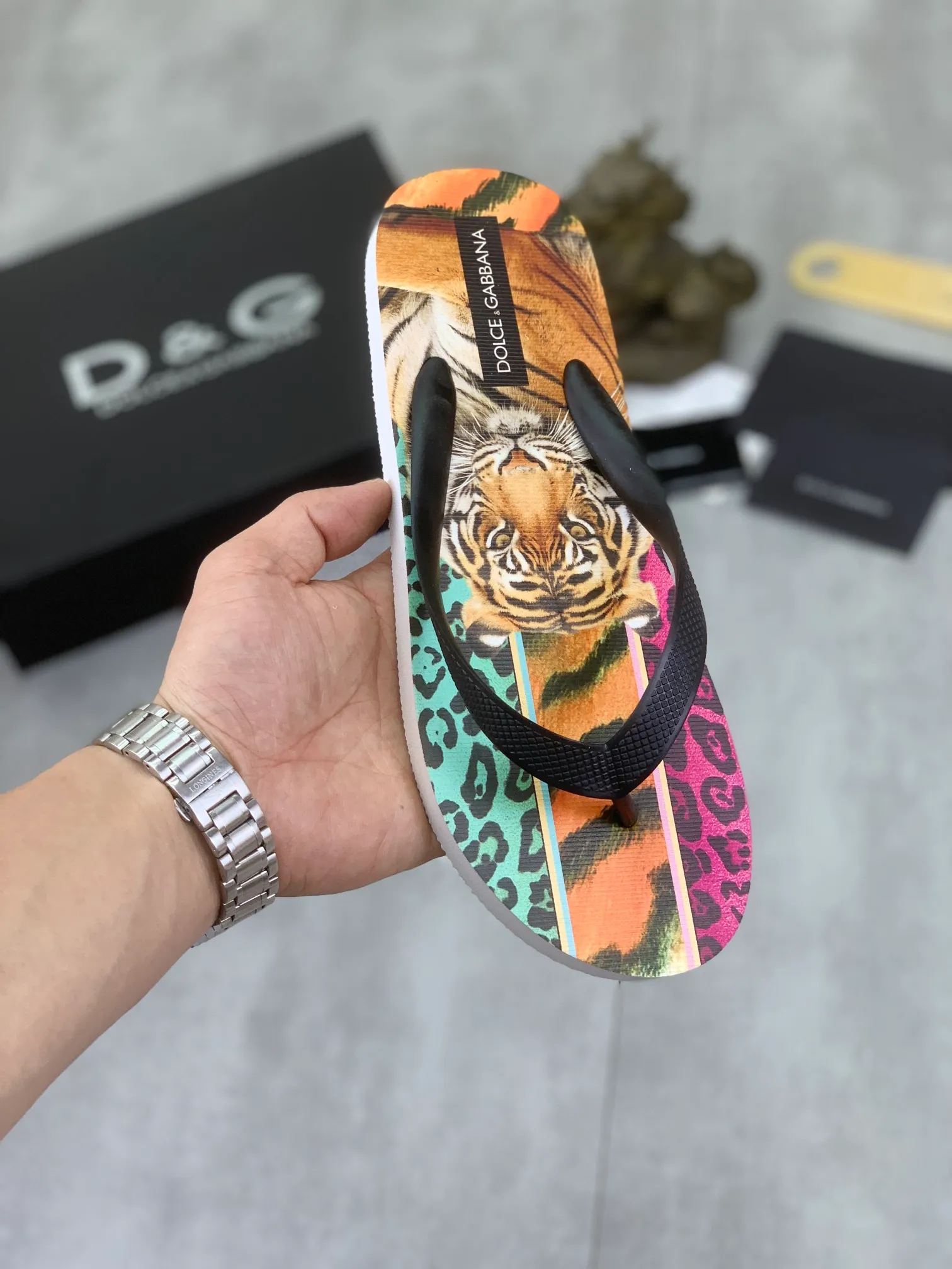 Men's Men's Shoes💰P220💰[New Style]🆘[DG]Official Website Couple🧑‍🤝‍🧑Hot-selling Dolce & Gabbana Men's Flip-Flops are on sale at the counter simultaneously! Original fabric imported from Italy. Original bottom provided by the original factory. Size: Adult 36-45. Children’s size: 30-37. Multiple colors available.